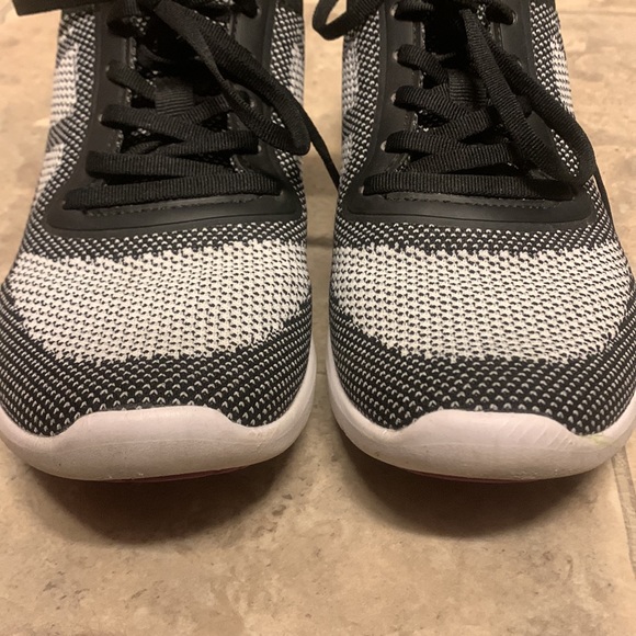 Vionic - Picture 2 of 8